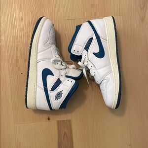 Nike White and Blue Sneakers Classic Style